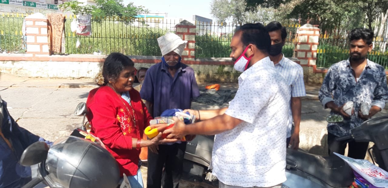 Mr  Krishnamoorthy distributing food packets to street dwellers on 14th jan 2021